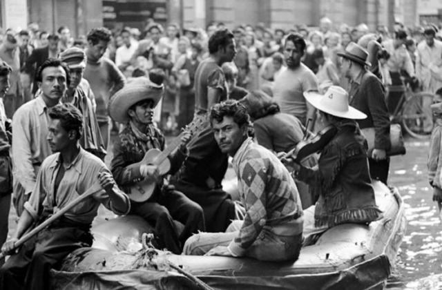 Vemos a un grupo de músicos tocando una canción en una balsa que servía para trasportar a la gente, aunque el nivel del agua ya no era tan algo. Inundación de Ciudad de México de 1951