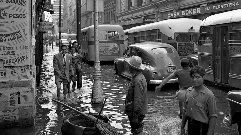 Se puede apreciar cómo la gente se adaptó en sus trabajos a pesar de la inundación que estaba sucediendo