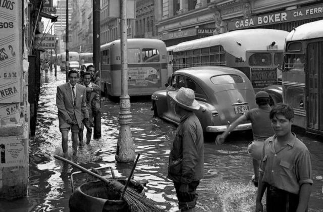 Se puede apreciar cómo la gente se adaptó en sus trabajos a pesar de la inundación que estaba sucediendo