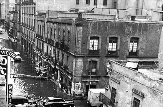 Gente cruzando por puentes improvisados que se realizaron mientras el agua se drenaba.