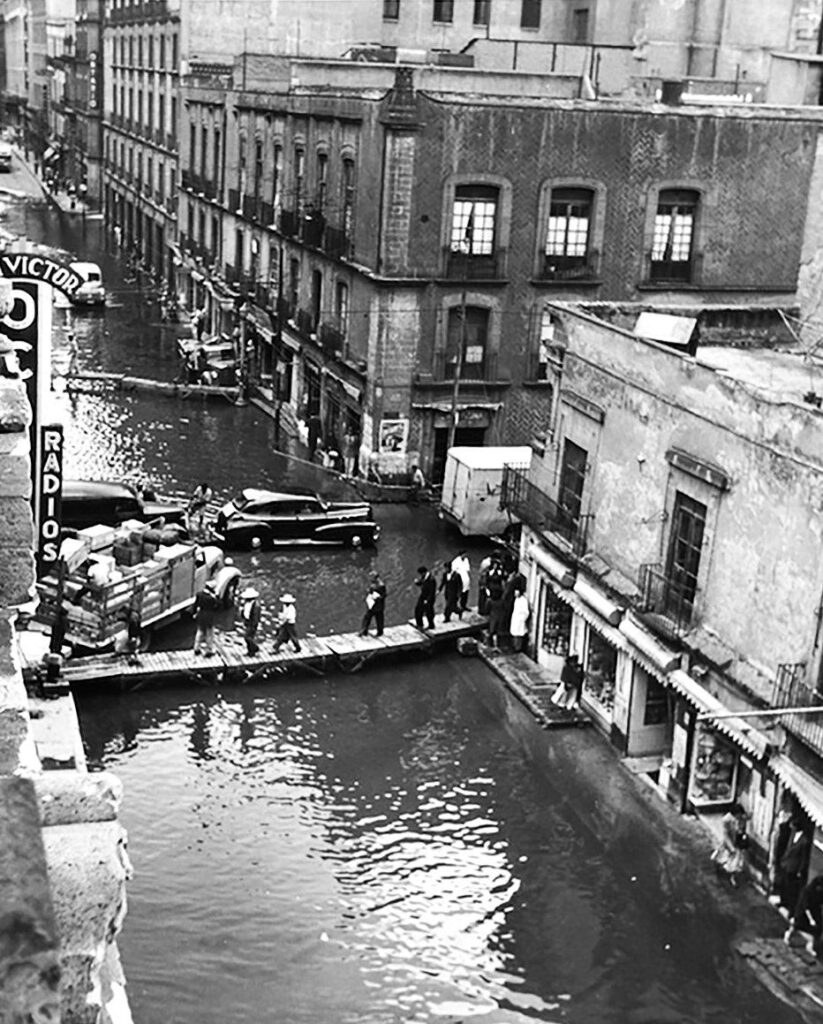 Gente cruzando por puentes improvisados que se realizaron mientras el agua se drenaba.