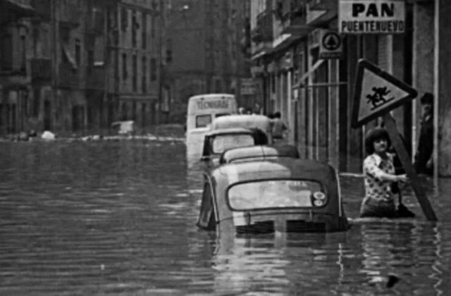 Persona sujetándose de un letrero, en uno de los niveles mas altos que alcanzo el agua