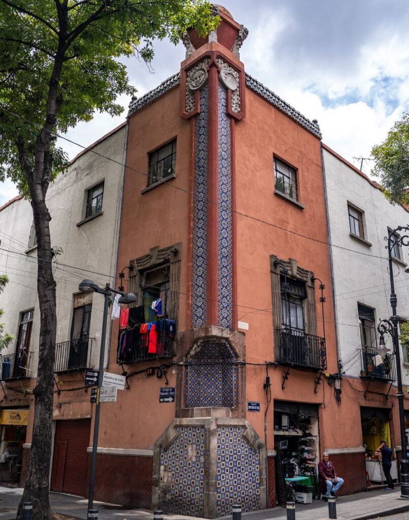 Edificio estilo art deco en la calle República de Cuba