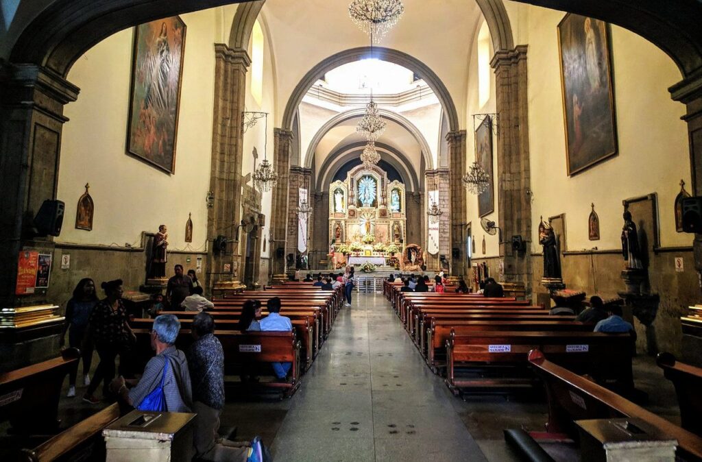 Interior del Templo de San Hipolito